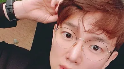 Jang Seong-gyu revela una selfie frente al urinario del baño de hombres