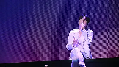 Lee Chan-won delivers heartfelt sincerity with 'I Told You,' moving the concert audience with his soulful vocals