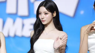 MEOVV's Anna dazzles on the KINTEX red carpet with pure white visuals