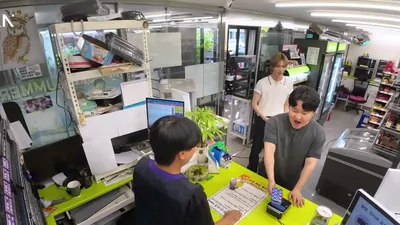 8TURN revela tres facetas inesperadas de su personalidad ante un imprevisto en una tienda de conveniencia