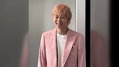Park Yoo-chun transforms with blonde hair, sharing his latest news from a stage in Japan