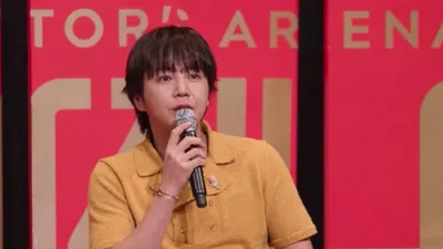 Lee Ju-seung, quien donó la totalidad de los 100 millones de wones de su premio, y su microcoche de más de 10 años