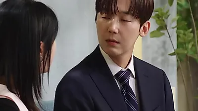 En la serie 'Our Happy Days,', Yoon Jong-hoon recuerda el pasado al mencionar la función de grabación de los walkie-talkies.