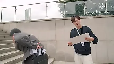 Yoon Jong-hoon obtiene el original final evaluation report... ¿encontrará la prueba decisiva para un giro inesperado?