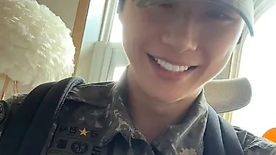 Kang Daniel, smiling while holding his pet cat, enlists as a 'Special Warrior' instructor