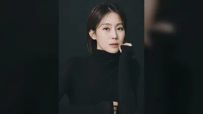 Son Ji-yoon interpreta a Louis Mom, la figura influyente en el café de madres de 'Apartment' de JTBC.