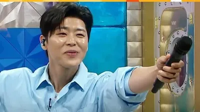 Park Ji-Hyun demuestra su carisma en el escenario con un popurrí de música de discoteca, dejando atrás los nervios.