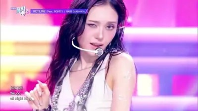 Mashiro presenta 'HOTLINE' junto a BOBBY, una actuación potenciada por el sonido 8D.