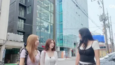 Yoona strolls through Seongsu-dong in Mintcore fashion, leaving citizens saying, "I thought it was a guerrilla date"