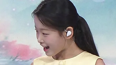 Lee Su-yeon, whose report cards are covered in 'Excellent' marks, hosts a pajama party with friends
