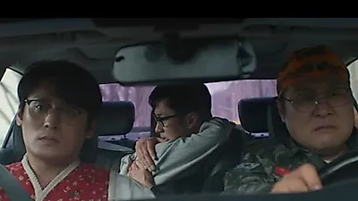 Park Jin-cheol y Yoon Kyung-ho someten al Jefe Nam dentro del tráiler "Gafas"