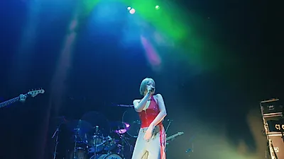 Singer Jang Han-na delivers a live performance at her debut solo concert held at CJ Agit Gwangheungchang