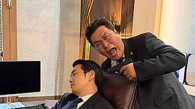 Joo Sang-wook bromea en el set de rodaje de "Agente Kim reactivado"