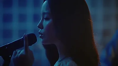 Lee Hi showcases 'EASY' and 'HON2ST' through live performance videos