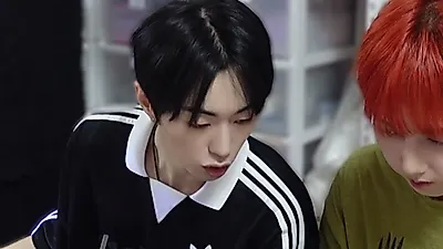 M.O.N.T members' heartfelt nail tip making process for Fans Amidst Unskilled Hands As