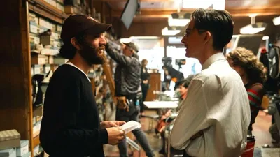 Timothée Chalamet, siendo golpeado en el trasero con una paleta de ping pong real