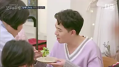 Boom protagoniza un 'storm mukbang' de japchae de mariscos... incapaz de resistirse al sazón de Go Su-hee