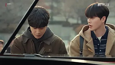 Song Kang supera su miedo escénico con una melodía al piano junto a Lee Jun-young