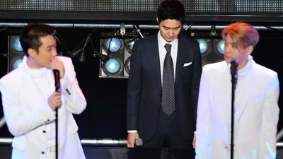 Ko Ji-yong y Lee Jae-jin posan juntos en una imagen.