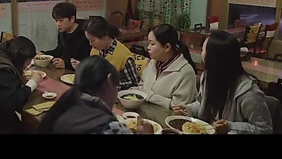 En la serie 'Apartment.', Moon So-ri se convierte en la mano derecha de Jisung, asumiendo…
