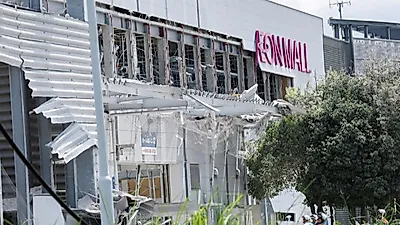 Colapso de un centro comercial en Kashima, Japón: equipos de rescate buscan supervivientes