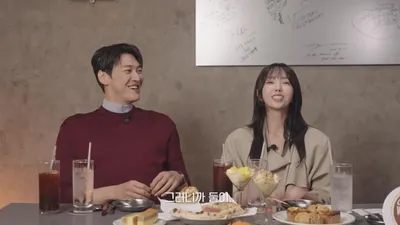 La química inesperada de Chae Soo-bin y Kim Young-kwang: "Después de una escena dulce, de repente me lanza al suelo"