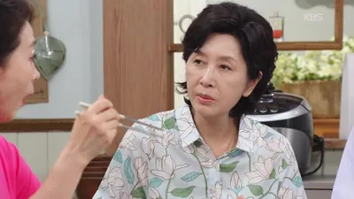 En la serie 'Our Happy Days', Moon Hee-kyung muestra desconcierto ante la noticia de una reunión…