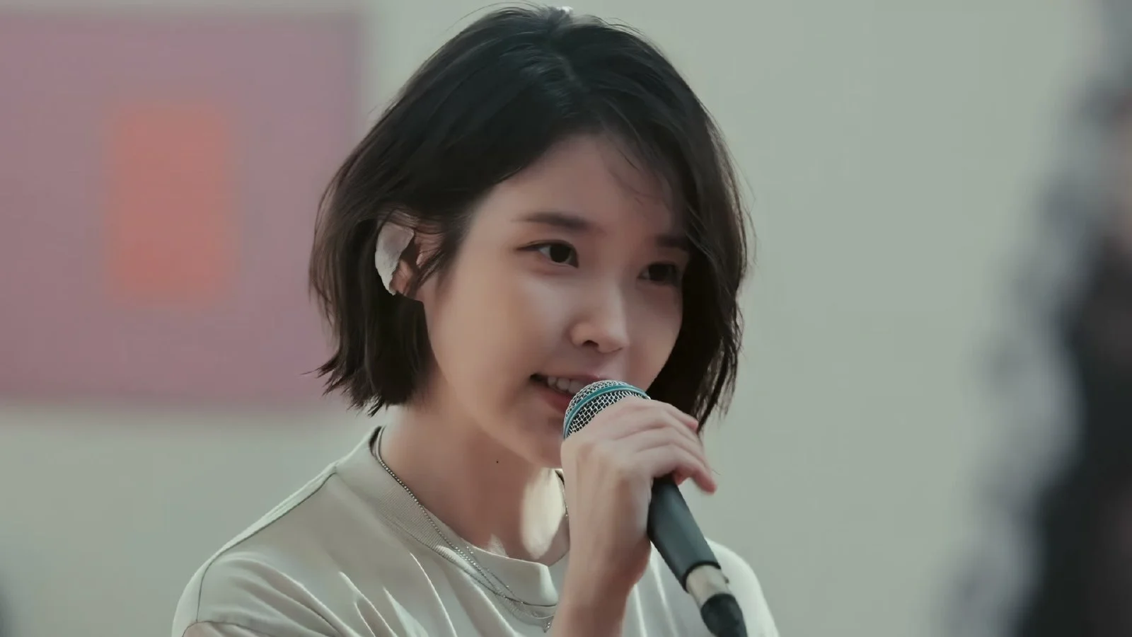 6일 사이 조회수 432만 회 급증, IU 라이브 영상의 기록적 상승세