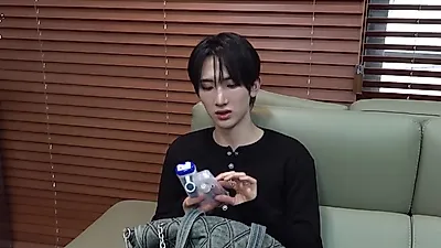 Xikers' Seun Reveals What's in His Bag