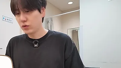 KYUHYUN and Eunhyuk's Waiting Room Chemistry Explodes... 'Cheering' at Shindong's Surprise Gift