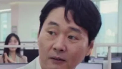 Desde el oficinista con un masajeador hasta el impecable CP, el de Kim Gun-ho
