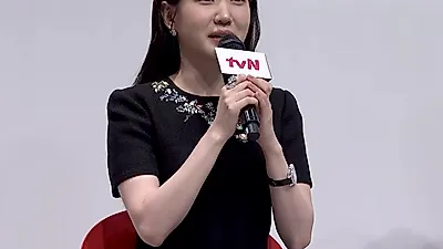 En la serie 'Spooky Romance,', Park Eun-bin se transforma en Chun Yeol-i, la directora de un hotel donde se ven fantasmas.