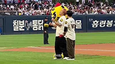 Yoo Young-woo's First Ceremonial Pitch Amid Tension: Third Penguin's Ballpark Raid