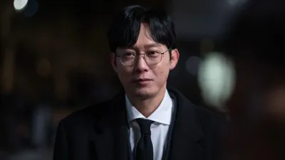 Jisung, en el campo de la elección de representante de residentes de 'Apartamento' vistiendo un traje de campaña rosa.