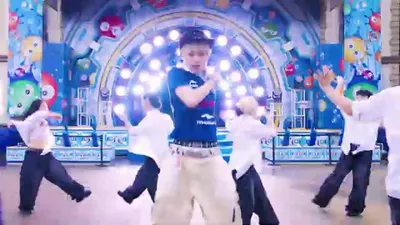 Hanbin's Vocals Fill Everland at 'No Fear' Busking Performance