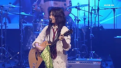 Leeparan在MUSE ON 2026舞台上演唱歌曲并进行最后的问候