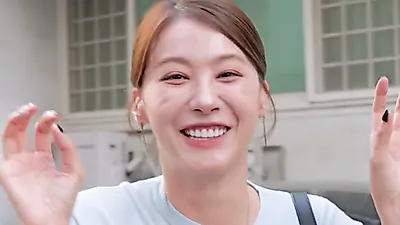 Actress Yoo In-young explores Pokémon card collecting in Gangnam