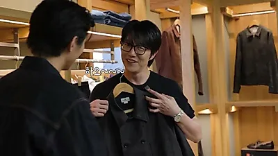 "El proceso de maduración de la ropa es importante"... La filosofía de moda de Sung Si Kyung en su encuentro con Joo Woo-jae
