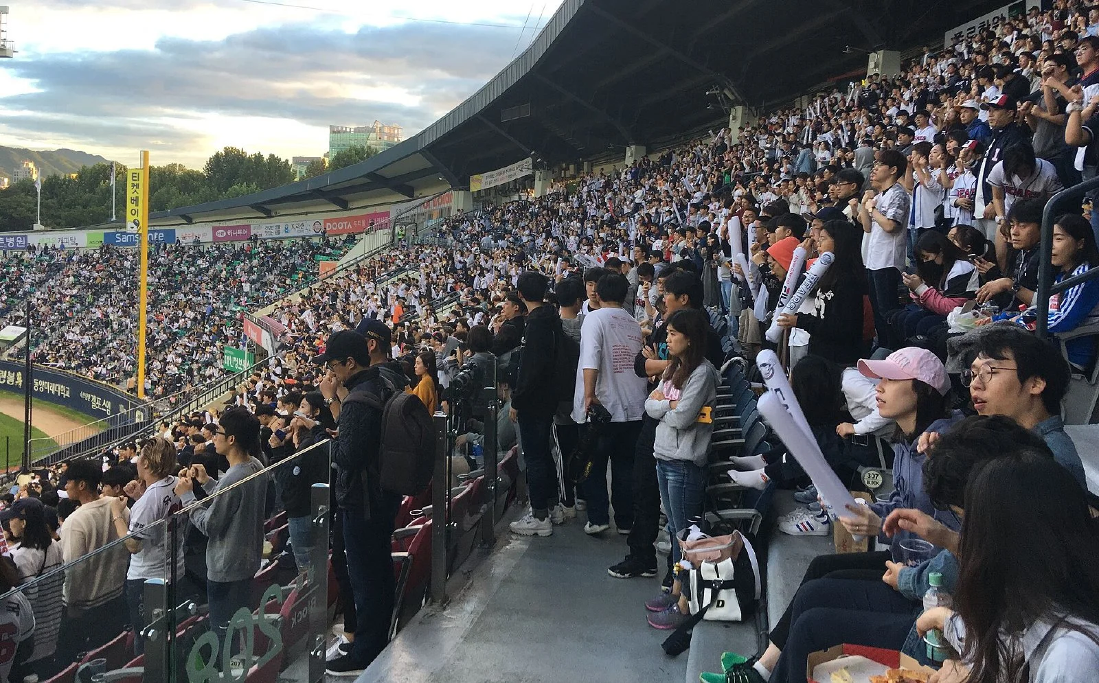 잠실야구장 관중석에서 LG 트윈스와 두산 베어스 경기를 응원하는 야구팬들