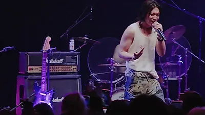 El grupo POSER presenta en vivo 'Sorry mom', una canción que captura la emoción de la pubertad