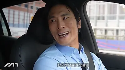 "No compré un coche, compré tiempo"... La reacción de un comediante al probar el FSD de Tesla