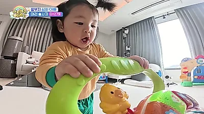 9个月 Haru 的第一次飞跃：与爸爸并肩行走，初尝橘子的记忆