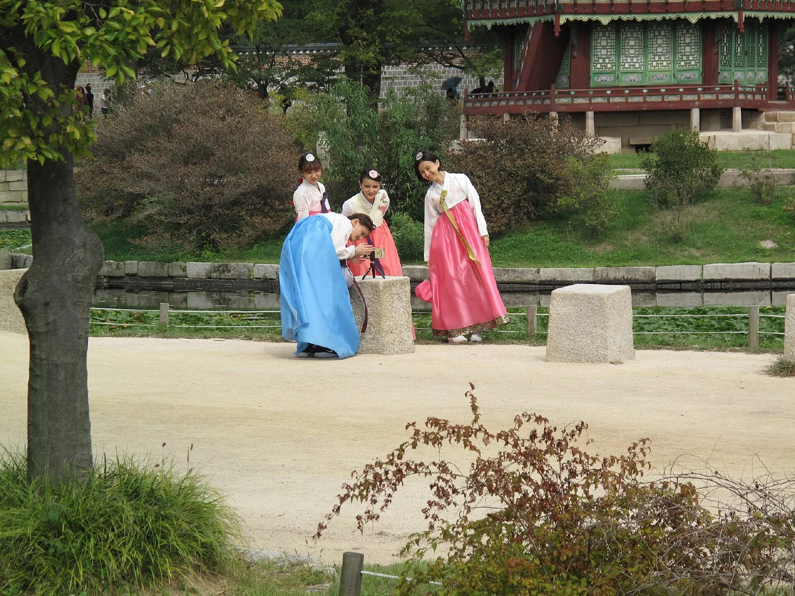 서울 경복궁에서 한복을 입고 기념사진을 찍는 관광객들