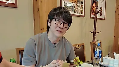 成始璄探访南大门老店品尝羊大肠