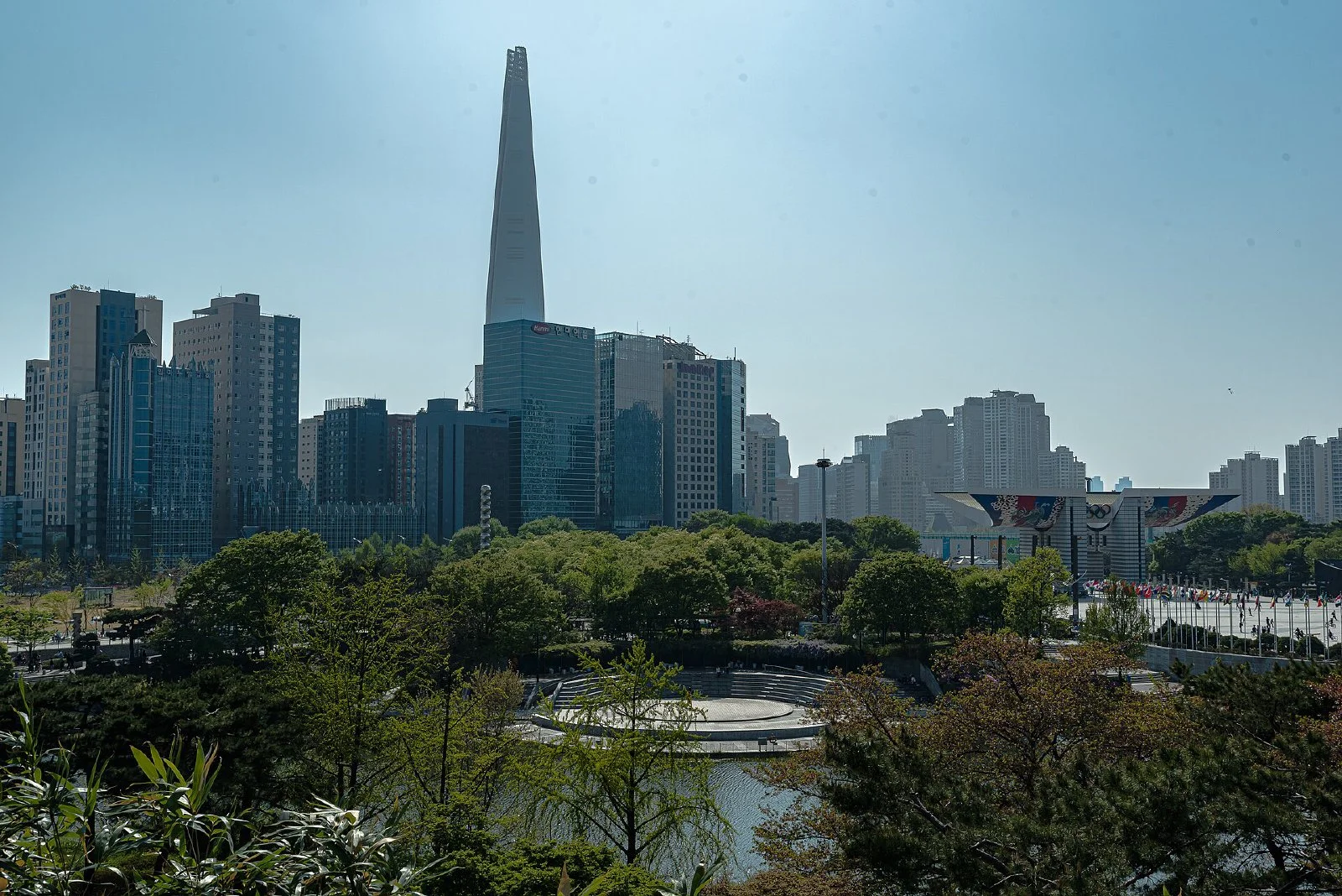 서울 올림픽공원과 세계평화의문, 뒤편의 롯데월드타워