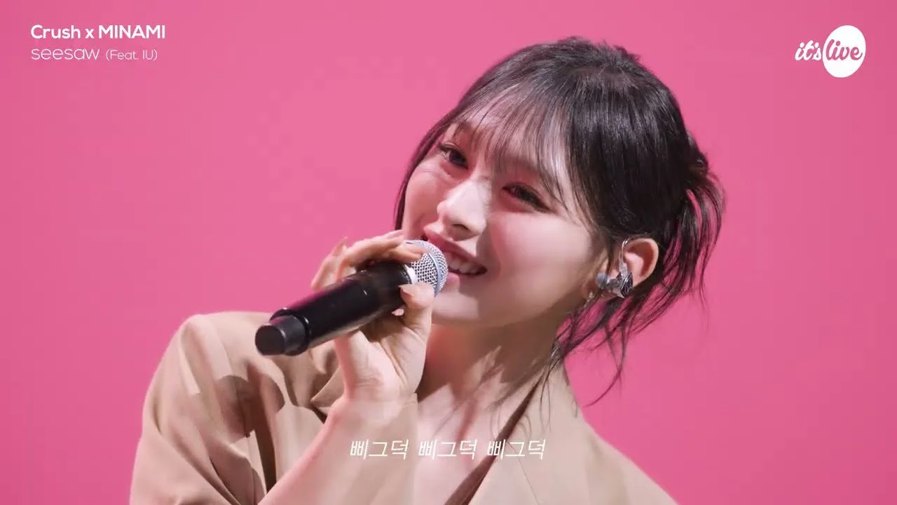 Crush y MINAMI presentan una interpretación en directo de "seesaw (Feat. IU)" con acompañamiento de banda