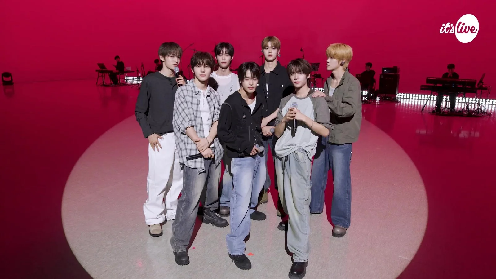 CLOSE YOUR EYES renace con sonido de banda, sampleando 'Disfruta de esta noche' de Yoon Shin-hae