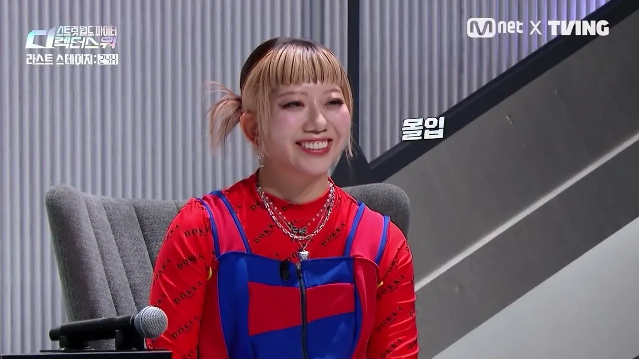 시미즈, 우산 활용한 '타락 천사' 퍼포먼스…날개 형상화한 무대 연출