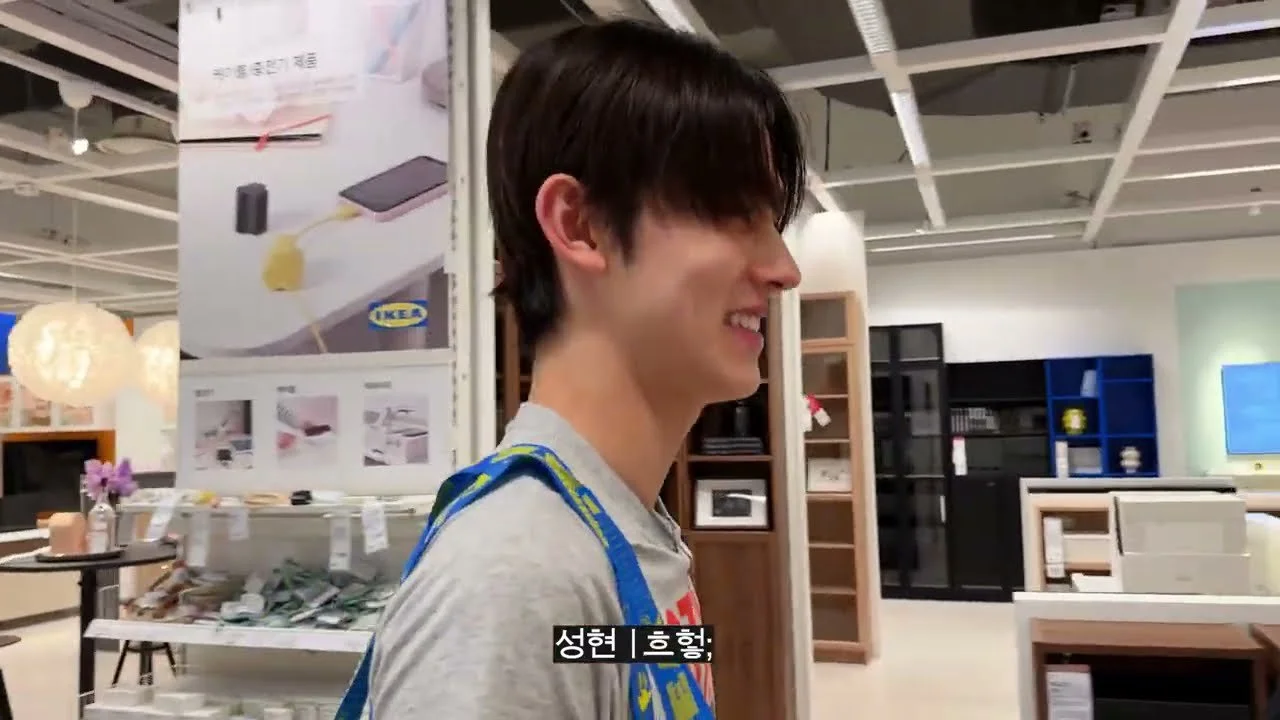 CORTIS visita IKEA para elegir un sofá en agradecimiento a su fandom de 7 millones en Weverse