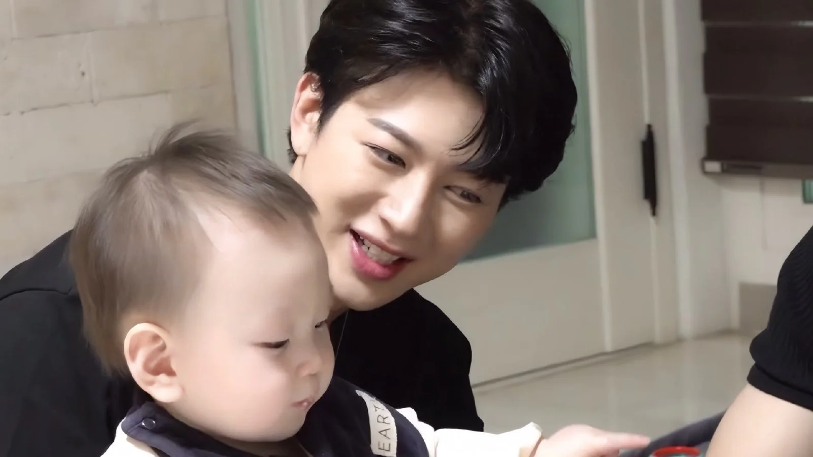"이걸 매일 해야 한다니" iKON 멤버들이 마주한 14개월 아기 육아의 현실